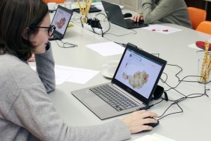 Workshopteilnehmerin testet den genderATlas-Prototyp